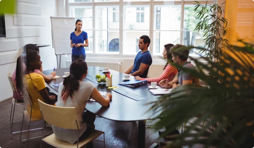 groupe d'apprenants en séance de travail collective